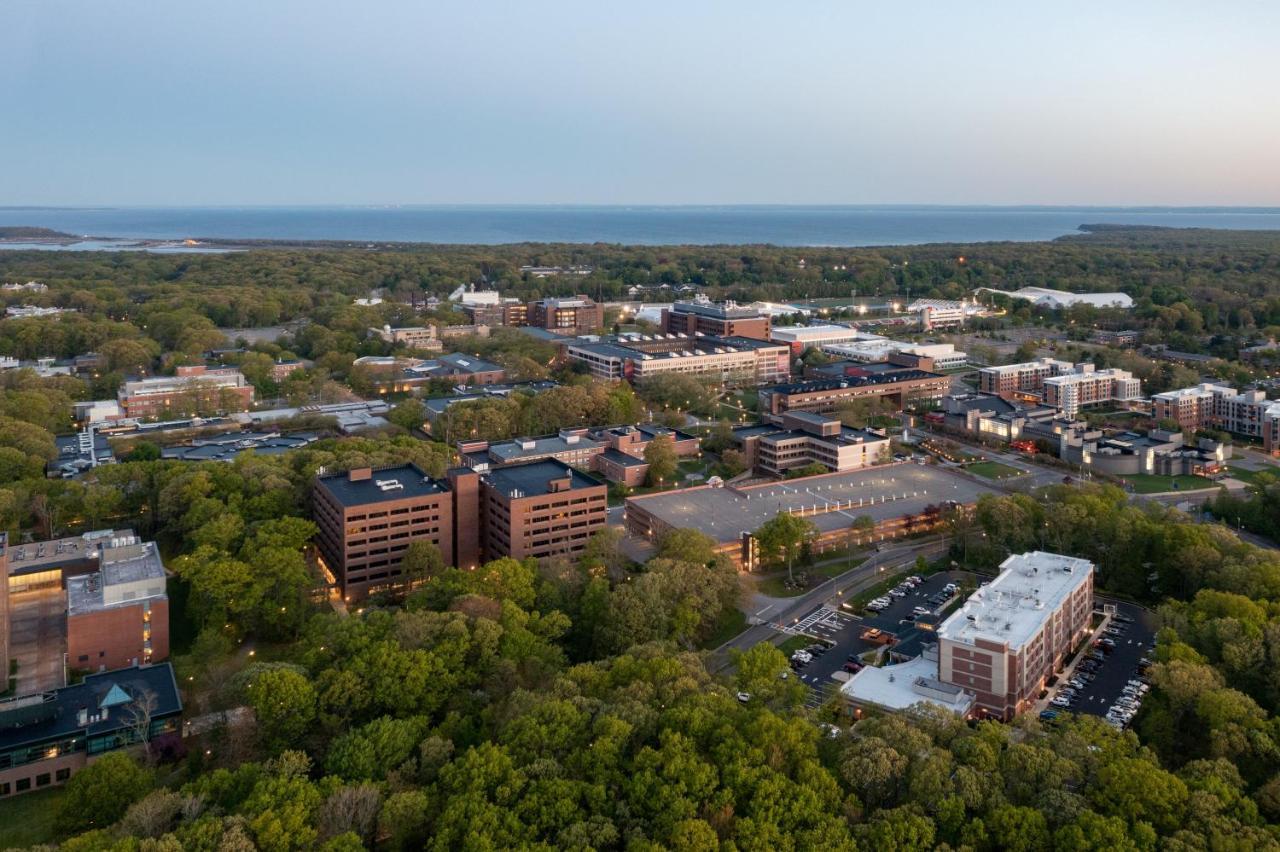 Hilton Garden Inn Stony Brook Eksteriør billede