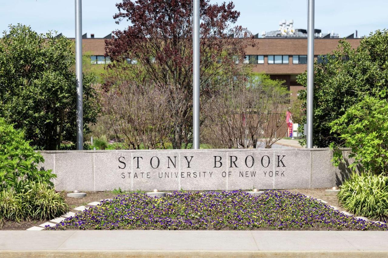 Hilton Garden Inn Stony Brook Eksteriør billede