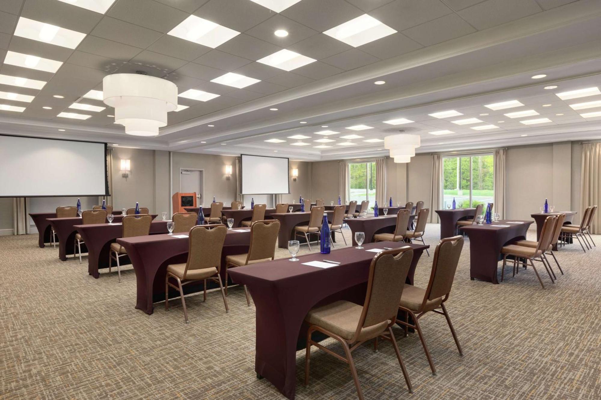 Hilton Garden Inn Stony Brook Eksteriør billede