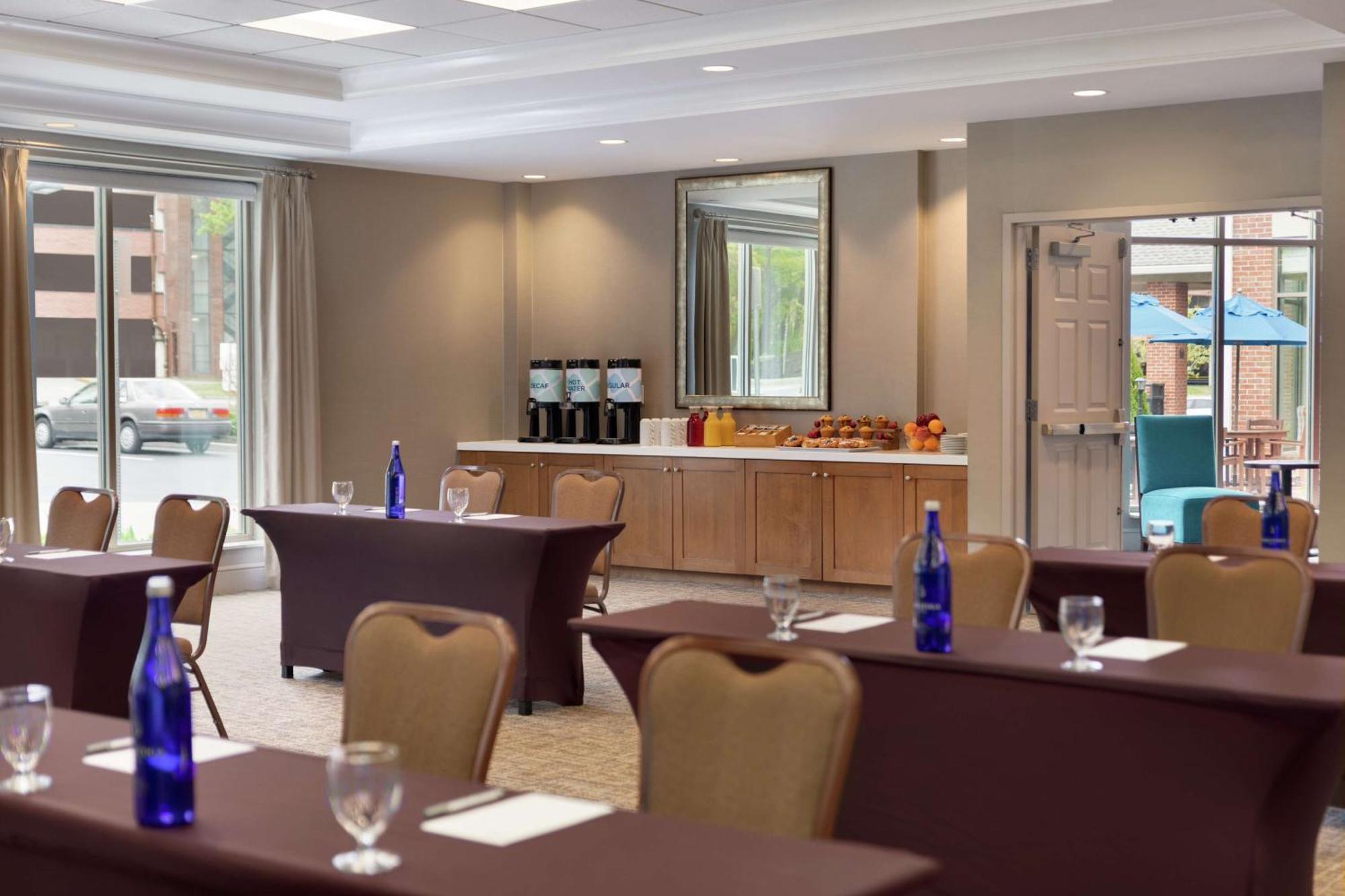 Hilton Garden Inn Stony Brook Eksteriør billede