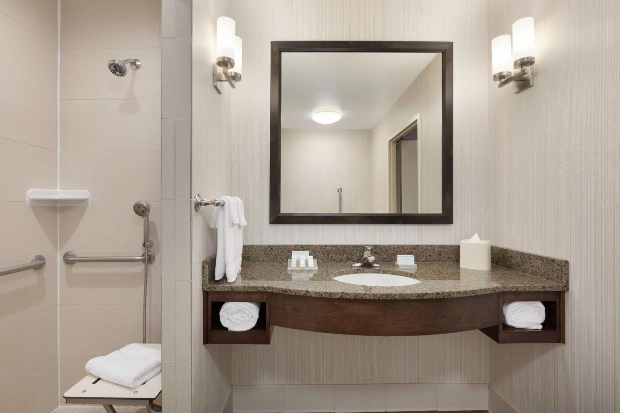 Hilton Garden Inn Stony Brook Eksteriør billede