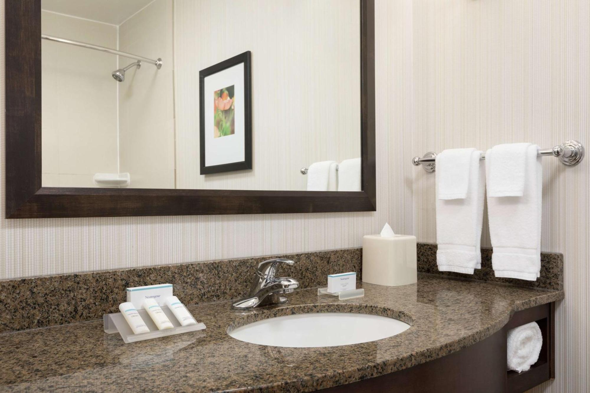 Hilton Garden Inn Stony Brook Eksteriør billede