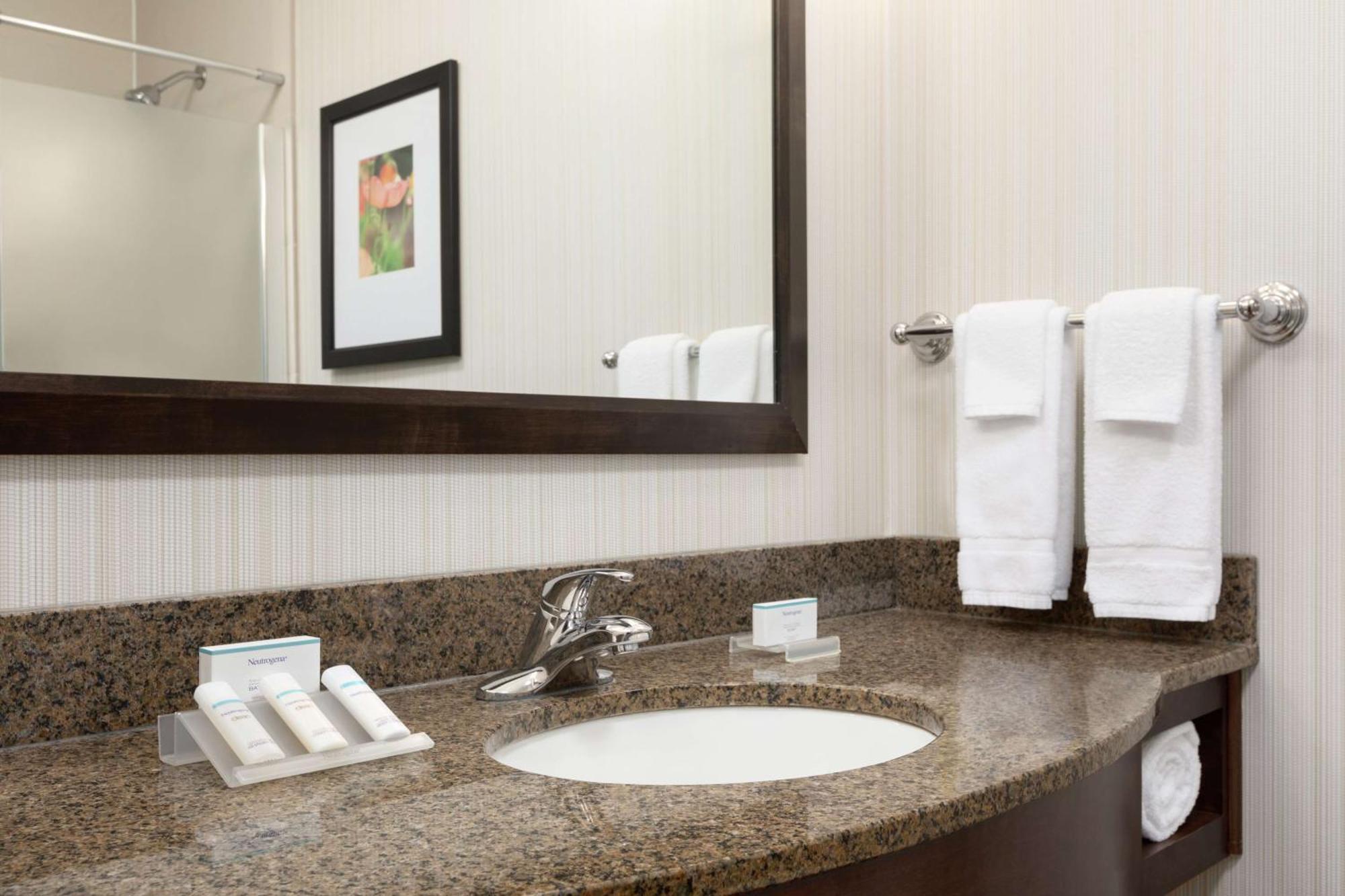 Hilton Garden Inn Stony Brook Eksteriør billede